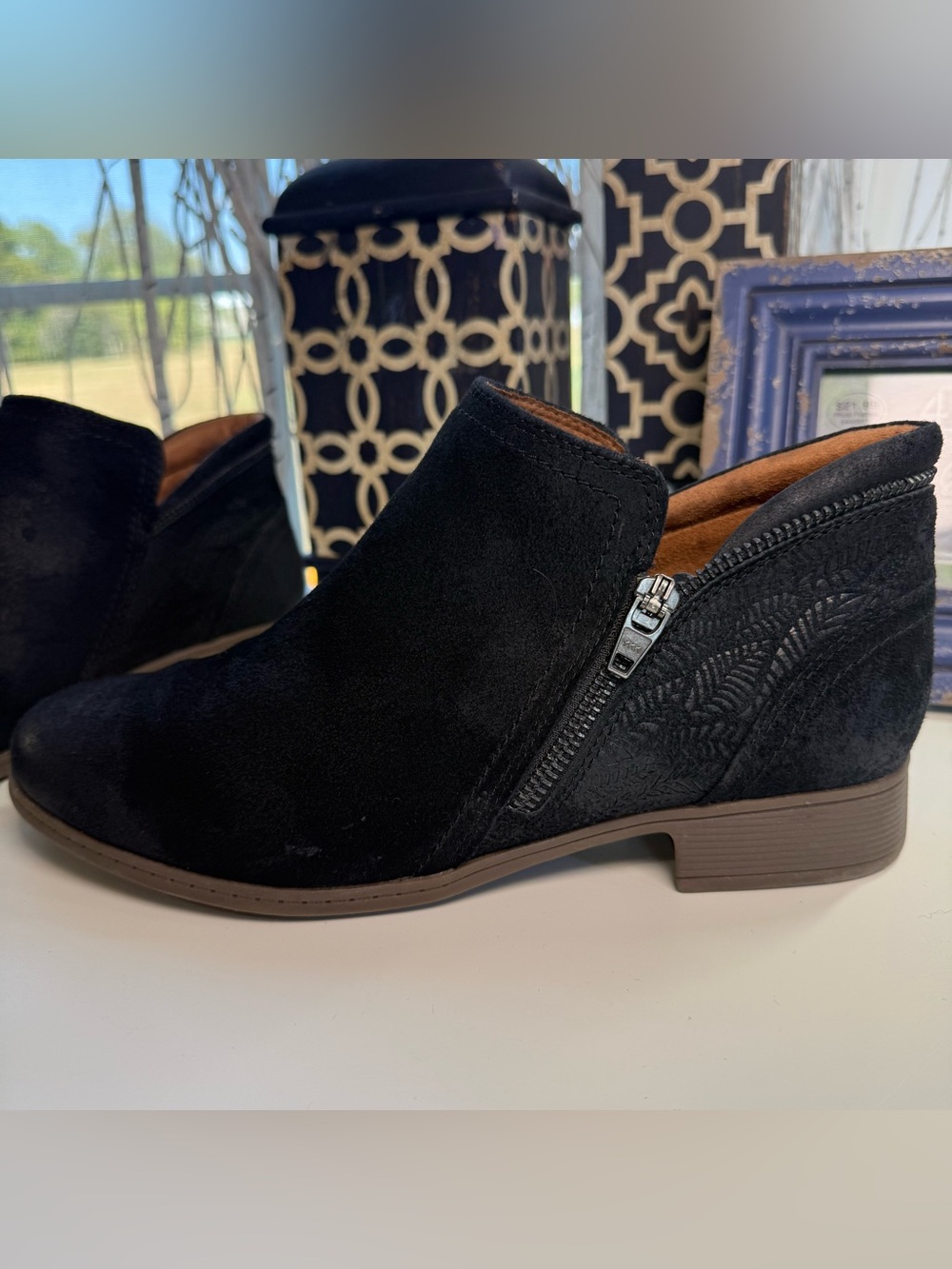Cobb Hill “Crosbie” Black Suede Embossed Side-Zip Ankle Booties Women’s Sz 8.5